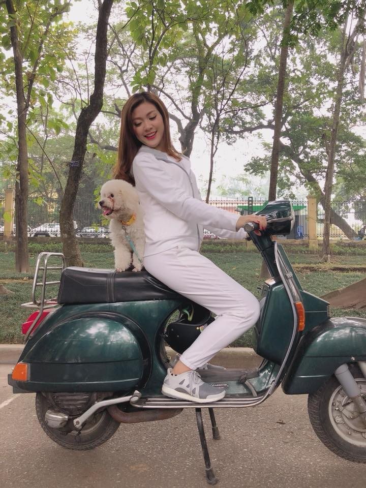 So với hình ảnh dạn dĩ trên sóng, Thu Hằng ngoài đời tiết chế hơn đáng kể. Cô có phong cách trẻ trung, năng động và xây dựng được cá tính riêng.