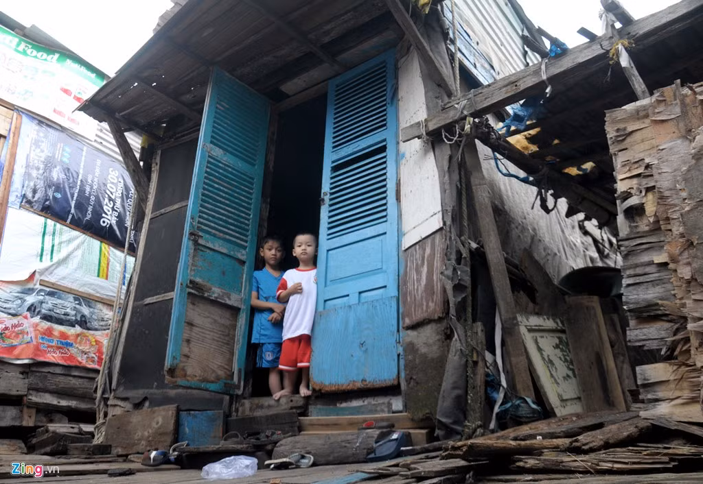 Căn nhà tạm bợ 20 m2 của vợ chồng chị Từ Thị Thảo (ngụ phường Hải Cảng) được chắp vá bằng những mảnh gỗ, tấm tôn thủng nhiều chỗ.