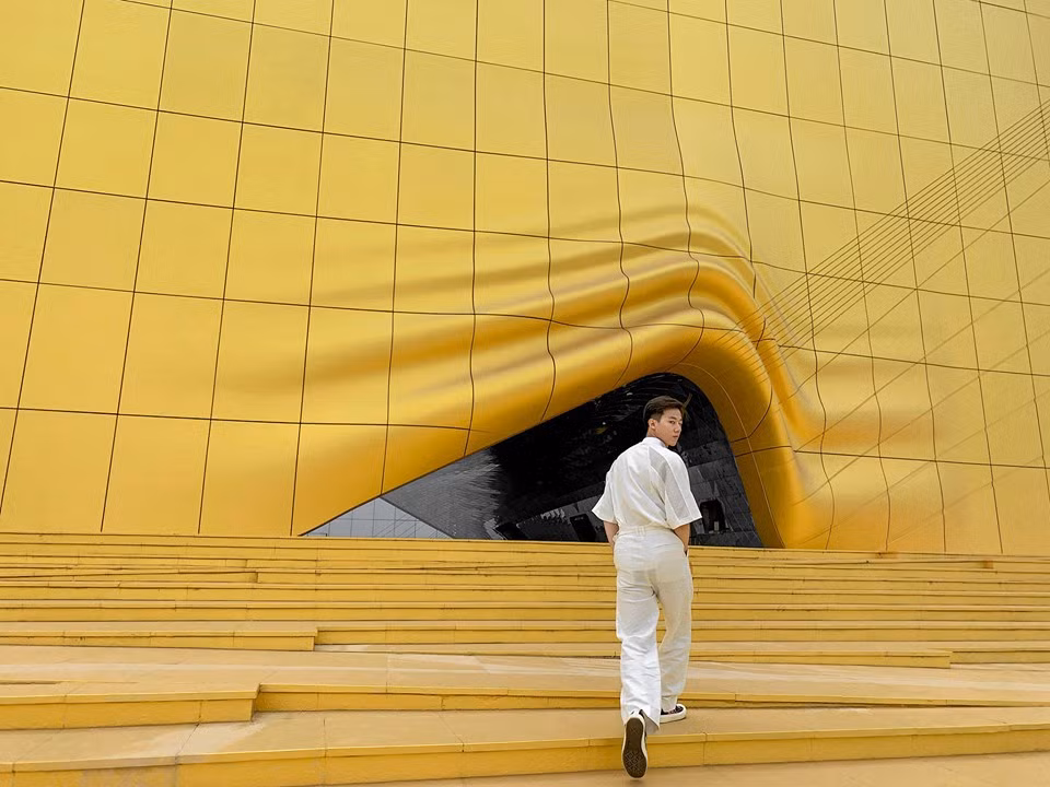 Địa điểm chụp ảnh sống ảo này là khu nghỉ mát đa phức hợp đầu tiên ở Đông Bắc Á cung cấp đầy đủ chỗ ở tiện nghi cùng các hoạt động giải trí, bao gồm cả casino và khu spa.