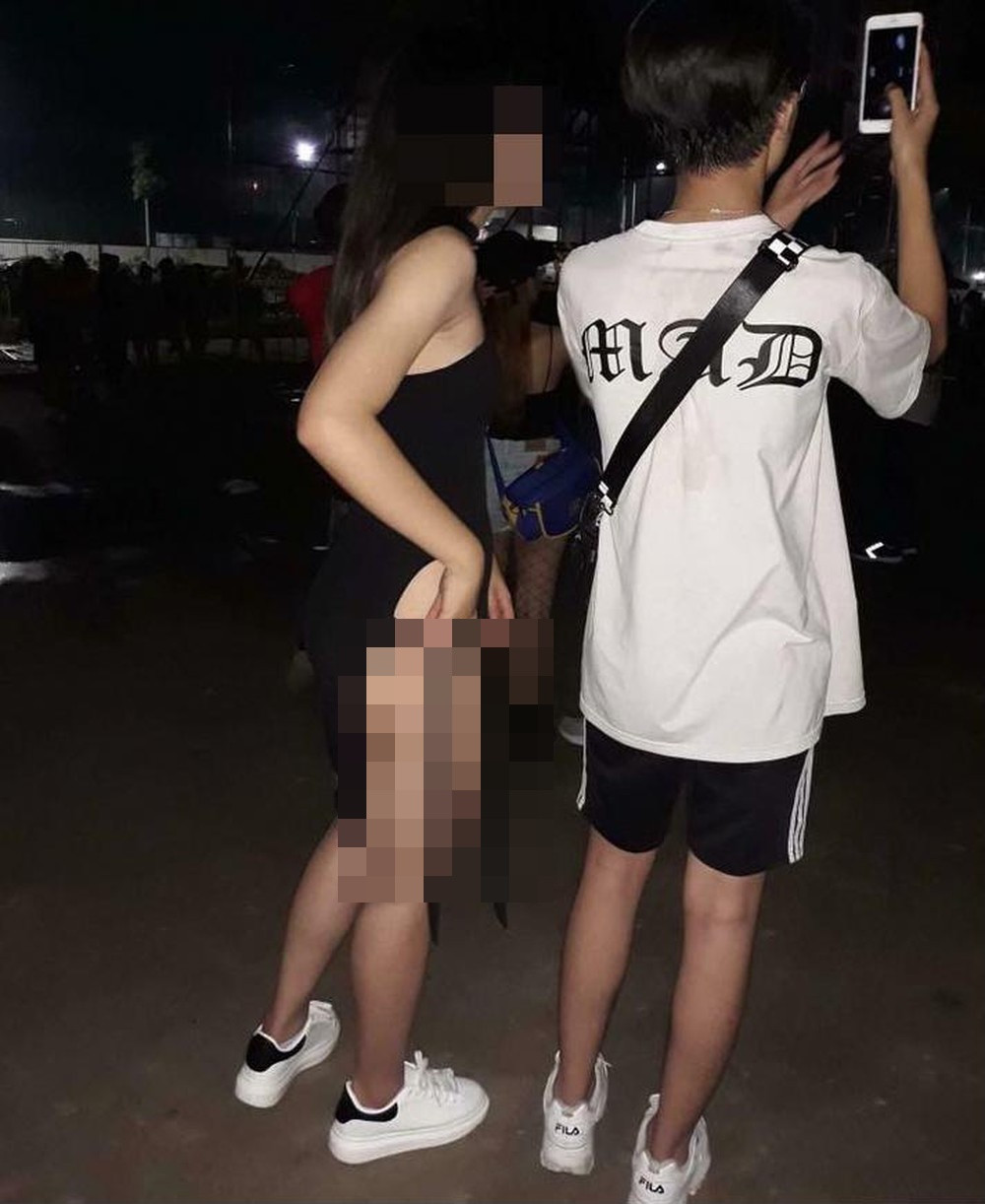 Ngay sau khi được đăng tải cách đây không lâu, bức ảnh cô gái ăn mặc phản cảm trên đã nhanh chóng gây được sự chú ý của đông đảo thành viên trong nhóm, bên cạnh đó là vô vàn những bình luận dí dỏm đã được để lại.