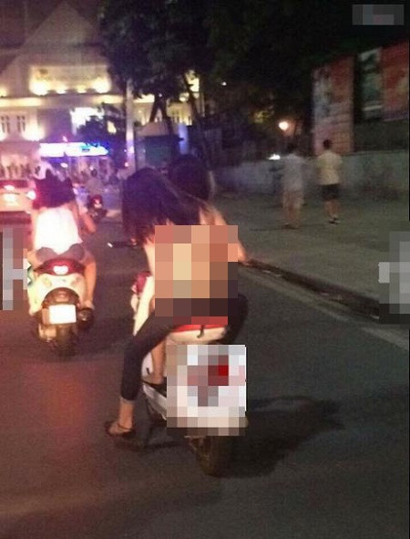 Giữa đường chiều đông đúc mà cứ khoét hở táo bạo rồi khoe trọn cơ thể, đôi khi lấp ló cả những bộ phận nhạy cảm thì quả là không ổn.