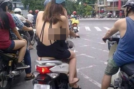 Trước đó trên MXH, không ít lần dân mạng đã phải kêu trời vì ra đường bị đập vào mắt những hình ảnh các chị, các em diện phong cách thời trang mặc như không mặc.