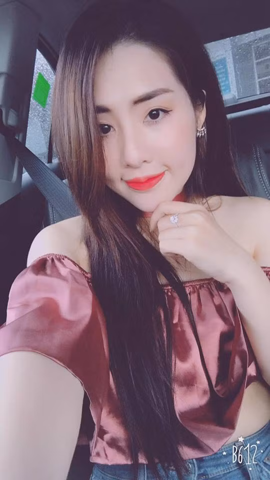 Ngoài việc được biết đến là một người mẫu, cô nàng 9X xứ Thanh còn là một ca sĩ phòng trà và thường có lịch biểu diễn hàng đêm.