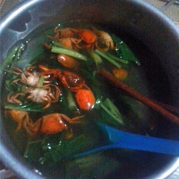 Canh cua theo nghĩa đen là phải bỏ nguyên con cua vào nồi canh