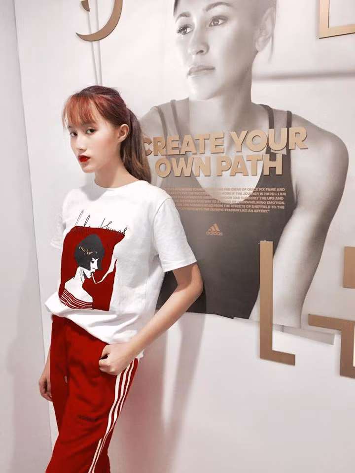 Ngoài việc tích cực tham gia các hoạt động đoàn thể, Nhật Nguyệt còn có năng khiếu về các môn thể thao như bóng đá, cầu lông. Đặc biệt hơn, cô bạn này còn tự tin khoe rằng mình sở hữu giọng hát tạm ổn và từng đi thi thố ở 1 số giải của địa phương.