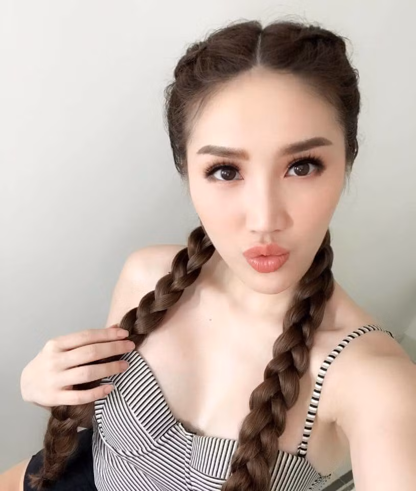 Sở hữu nhan sắc xinh đẹp, cá tính, Nhật Nguyệt được mọi người nhận xét khá giống với ca sĩ Bảo Thy, nhất là góc nghiêng của cô nữ sinh 10X Quảng Ngãi này.