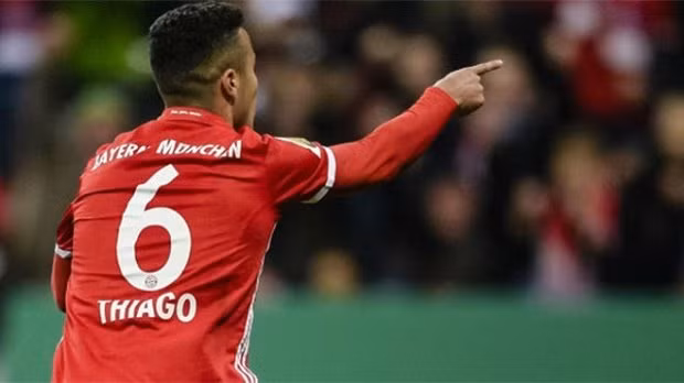 Barca muốn đưa "Xavi đệ nhị" về mái nhà xưa: Theo đài Cadena SER, Giám đốc thể thao của Barca là Robert Fernandez đã theo dõi trực tiếp trận đấu giữa Bayern Munich và Arsenal trong khuôn khổ vòng 16 đội Champions League vừa qua và bị ấn tượng bởi cái tên Thiago Alcantara, người nói lời tạm biệt với đội bóng xứ Catalan hồi năm 2013 sau khi chấp nhận đi theo ‘tiếng gọi’ của ông thầy cũ Pep Guardiola. Ảnh: Goal.com.