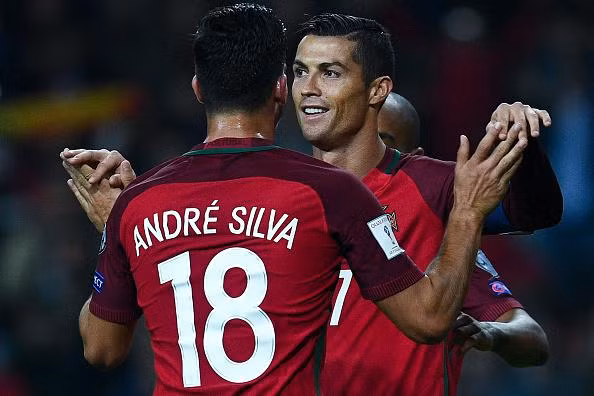 Andre Silva rơi vào tầm ngắm của MU: Theo tin của báo giới Anh, CLB Man United đang rất quan tâm một cầu thủ người Bồ Đào Nha là Andre Silva (Porto). Cầu thủ 21 tuổi này khá đa năng khi có thể đá tiền vệ cánh hoặc tiền vệ tấn công ở trung lộ và anh được coi là “truyền nhân của Cristiano Ronaldo”. Andre Silva đã ghi đến 20 bàn thắng trong 34 trận cho Porto mùa này trên tất cả đấu trường. Ảnh: Euro2016.com