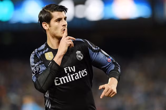 Hai ngôi sao Real nguyện đến Chelsea cùng một lúc: Theo thông tin chuyển nhượng bóng đá mới nhất của nhà báo Tây Ban Nha Eduardo Inda, hai ngôi sao đang thất sủng ở Real Madrid là Isco và Alvaro Morata đang rất muốn gia nhập Chelsea. Isco từ lâu đã khá thất vọng với khả năng ra sân bị hạn chế ở Real mặc dù được đội bóng hoàng gia hứa hẹn sẽ tạo điều kiện để anh phát triển tài năng khi chiêu mộ từ Malaga. Còn với Morata, anh quyết định ở lại Real trong kỳ chuyển nhượng hè để tìm cơ hội ra sân trước bộ ba BBC. Nhưng hiện tại, tiền đạo trẻ người Tây Ban Nha buộc phải ra đi để tìm thêm cơ hội thi đấu, giống như những gì anh từng được trải qua ở Juventus. Ảnh: Goal.com