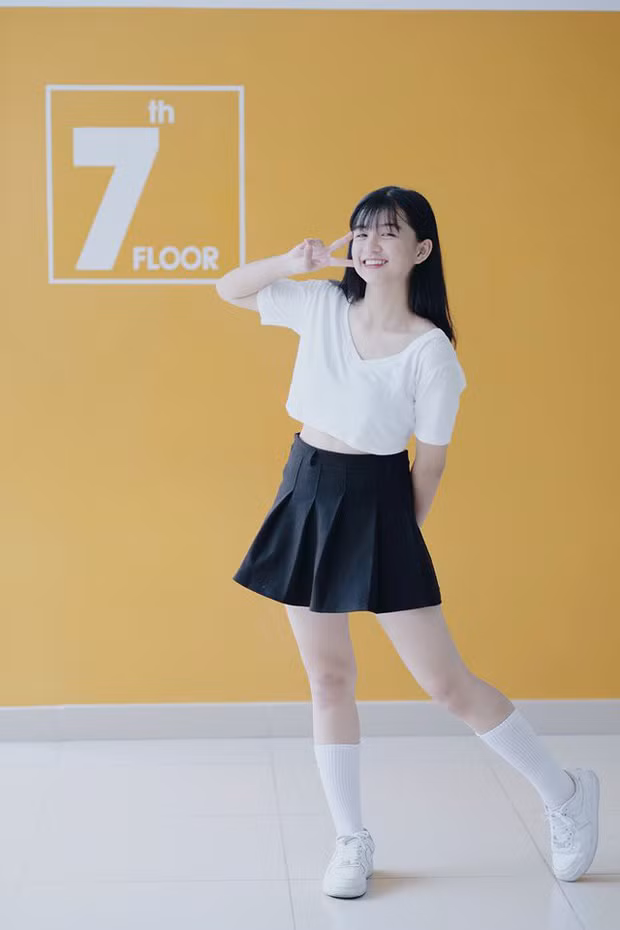 Không chỉ xinh xắn, cô bạn 17 tuổi này còn rất đa tài khi sở hữu giọng hát vô cùng ngọt ngào cùng khả năng chơi guitar điêu luyện.