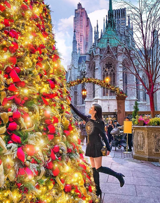 Chơi Noel như Tiểu Giang, cứ mặc cả cây đồ hiệu đứng cạnh cây thông ở khách sạn hạng sang ở New York. Đâu cần nói gì nhiều, vậy là thấy đủ chất rồi @tieugiang_nguyen1