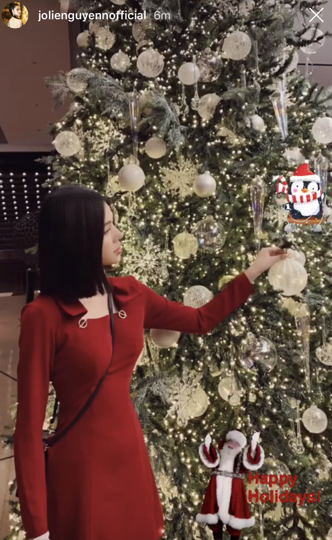 Giang Lê hưởng không khí Noel ở Sài Gòn. Cô nàng mê mẩn món mì phá lấu dù đây là một món ăn hết sức bình dân.