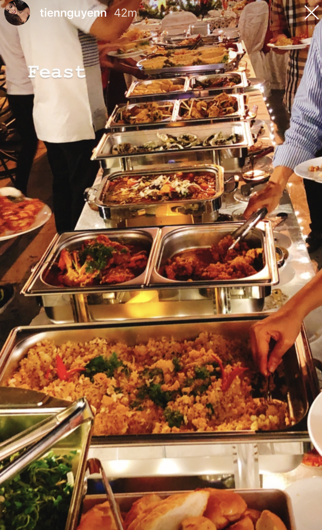 Cặp chị em hội con nhà giàu Việt này có hẳn một buổi tiệc buffet ngoài trời được tổ chức trong khuôn viên của căn biệt thự dát vàng của nhà mình nằm ở quận 2.