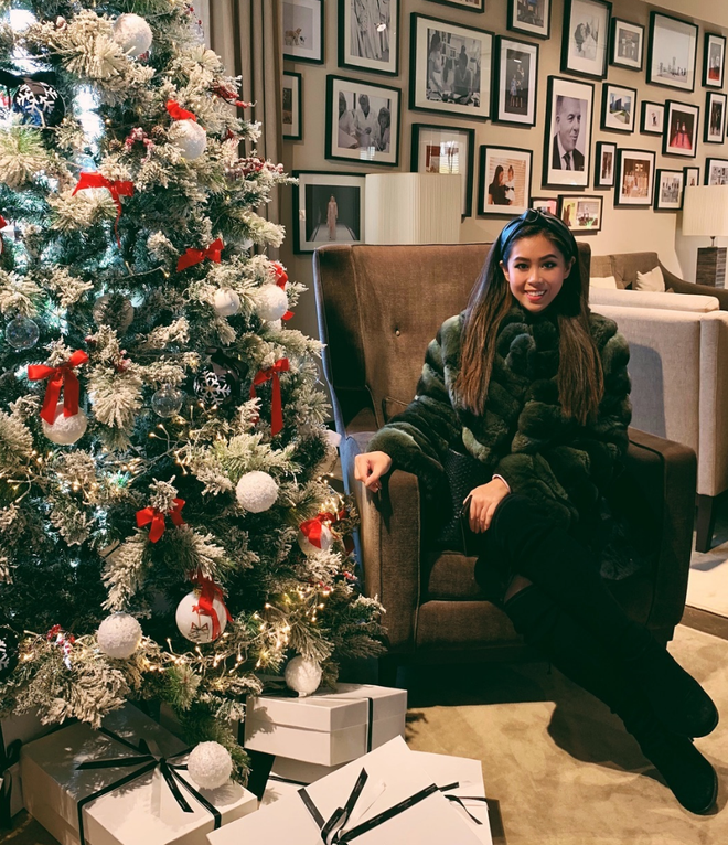Đầu tháng 12, Tiên Nguyễn đã kịp đăng ảnh không khí Noel bên cây thông ở Ý.