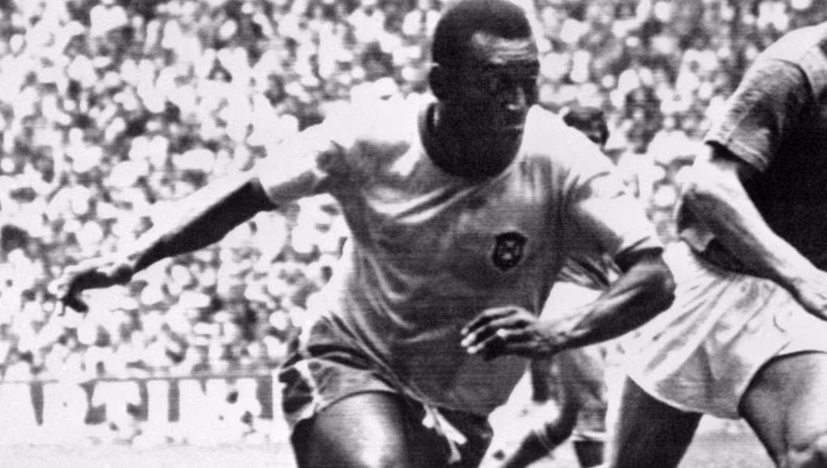 Huyền thoại của Brazil là Pele cũng được Ronaldo chọn trong đội hình trong mơ của mình. Ông vua của bóng đá đã đem đến cho nhiều NHM cảm xúc khi ngắm mình thi đấu trên sân đặc biệt là bằng những bàn thắng.