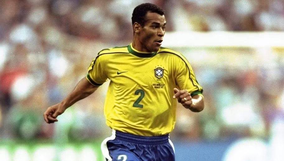 Người đồng đội cùng Ronaldo làm nên chức vô địch World Cup 1998 trên đất Pháp là Cafu được anh lựa chọn vào vị trí hậu vệ phải.
