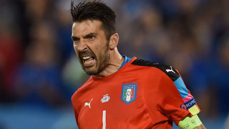 Đứng trong khung gỗ của đội hình trong mơ theo lựa chọn của " người ngoài hành tinh" Ronaldo người Brazil đó là thủ môn - Gianlugi Buffon. "Người nhện" của Italia đã thể hiện được mình không chỉ bằng những pha bay người kinh nghiệm mà còn là thủ lĩnh tinh thần tuyệt vời cho các đồng đội.