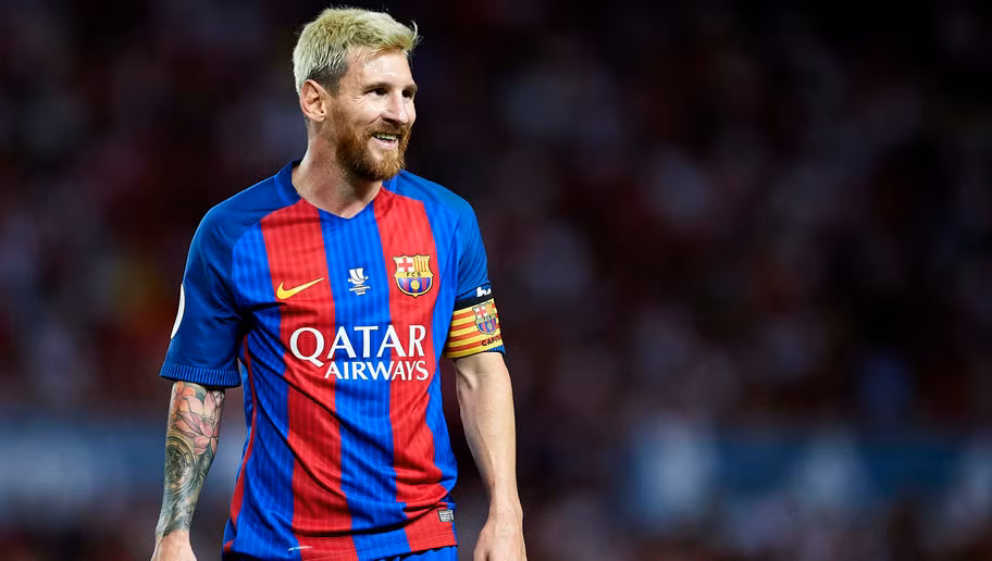 Lionel Messi là cái tên trên hàng được Ronaldo người Brazil lựa chọn vào đội hình trong mơ của mình. Siêu sao người Argentina đang chứng tỏ mình là ngôi sao sáng nhất của bóng đá thế giới ở thời điểm hiện tại và mang nhiều nét giống người tiền bối của mình là Diego Maradona.