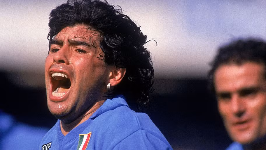 Chơi ở vị trí tiền vệ của đội hình được Ronaldo lựa chọn là huyền thoại bóng đá Argentina - Diego Maradona. Cầu thủ nhỏ con này sở hữu lối chơi bóng ít thiên về sức mạnh nhưng lại có những pha đi bóng lắt léo và những pha sút bóng hiểm hóc.