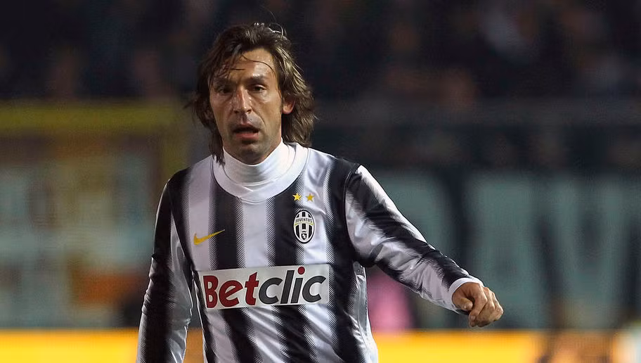 Chơi ở trung tâm tiền vệ không ai xứng đáng hơn Pirlo. "Nhạc trưởng" người Italia đã cho thế giới thấy sự khôn ngoan cùng những pha sút phạt thần sầu của mình trong những năm còn thi đấu cho ĐTQG cũng như CLB Juventus.