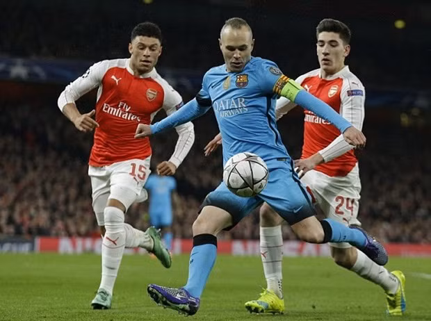 Đội trưởng Iniesta chính là chiếc cầu nối giúp tuyến giữa Barca thi đấu gắn kết và hiệu quả hơn. Khả năng cầm trịch hoàn hảo của tiền vệ người TBN khiến cho CLB giữ bóng tốt như Arsenal cũng chỉ có thể có được 35% tỷ lệ kiểm soát bóng trước đội chủ sân Nou Camp.