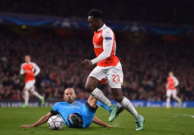 Dù không được xếp ở vị trí quen thuộc, thế nhưng Mascherano đã khóa chặt các mũi nhọn bên phía Arsenal. Trung vệ người Argentina không phải là mẫu cầu thủ có tốc độ nhưng bù lại, khả năng phán đoán tình huống và xoạc bóng cực kỳ chuẩn xác của anh đã khiến các Pháo thủ hoàn toàn “im tiếng” trong suốt trận đấu.