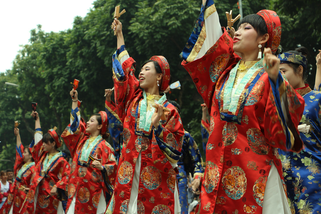Động tác trong một bài múa Yosakoi là những mô phỏng theo các động tác trong sinh hoạt hàng ngày, trong công việc đồng áng, sản xuất nên hầu hết đều đơn giản, dễ học.