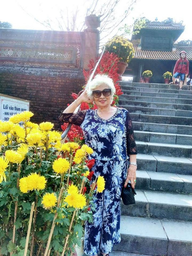 Còn về sở thích chơi Facebook thì theo Thiên Ca, việc này bắt đầu sau khi ông ngoại của Thiên Ca mất. "Khi ấy thấy bà mình buồn, lại đang dùng một con điện thoại "cục gạch" nên ba mình đã mua tặng bà cái máy tính bảng để đọc báo online. Bà tự tìm cách chụp ảnh, bật flash. thấy mấy chị sinh viên trong khu trọ của bà hay khoe hình trên Facebook, bà hỏi Facebook là gì, tụi mình mới bày bà này kia. Bây giờ thì bà biết up hình, livestream, video call, và thậm chí khi lỡ ghi sai caption bà cũng sửa được."