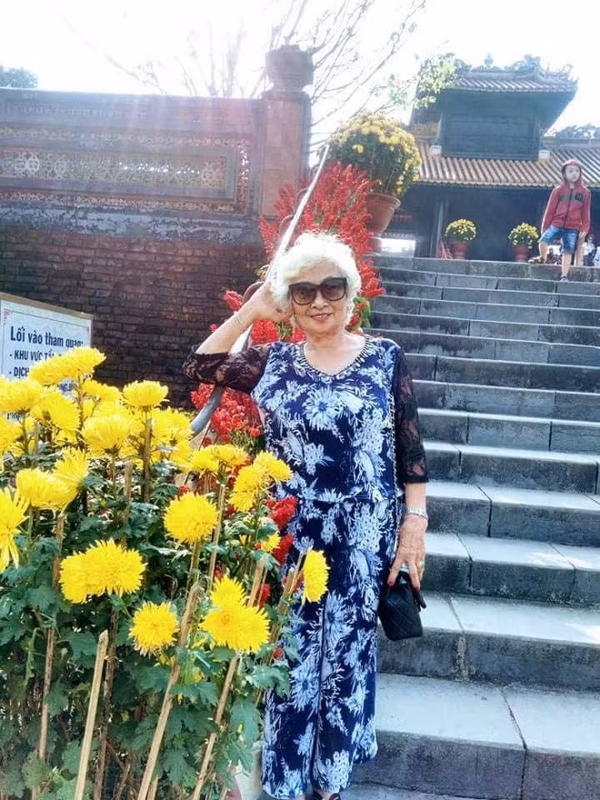 Còn về sở thích chơi Facebook thì theo Thiên Ca, việc này bắt đầu sau khi ông ngoại của Thiên Ca mất. "Khi ấy thấy bà mình buồn, lại đang dùng một con điện thoại "cục gạch" nên ba mình đã mua tặng bà cái máy tính bảng để đọc báo online. Bà tự tìm cách chụp ảnh, bật flash. thấy mấy chị sinh viên trong khu trọ của bà hay khoe hình trên Facebook, bà hỏi Facebook là gì, tụi mình mới bày bà này kia. Bây giờ thì bà biết up hình, livestream, video call, và thậm chí khi lỡ ghi sai caption bà cũng sửa được."