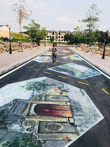  Phố đi bộ Trịnh Công Sơn dài 900m, tính mốc từ ngõ 612 Lạc Long Quân đến đoạn giao với dốc ngã ba đê Âu Cơ.