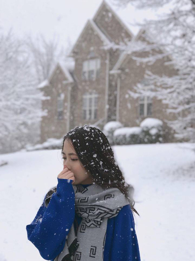 Mới đây, anh chàng đã đăng tải hình ảnh một cô gái chơi đùa trong trời tuyết với caption: "Happy Birthday.......With each year I love you more and more....". Vậy nên, có thể khẳng định anh chàng điển trai vừa lập công cho đội tuyển Việt Nam là "hoa đã có chủ" mất rồi chị em ạ!