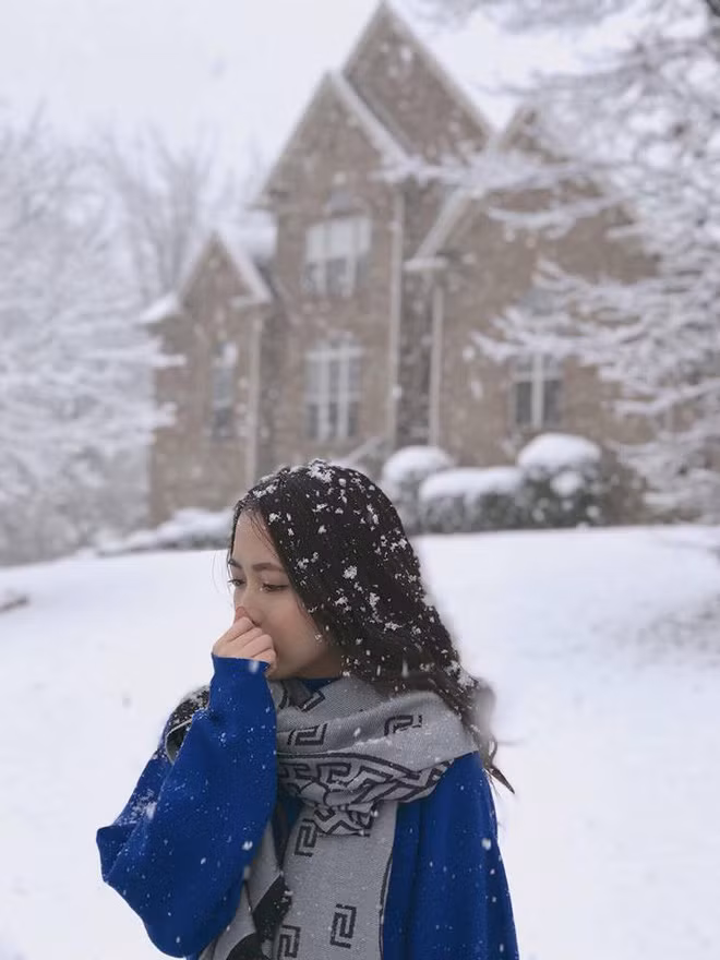 Mới đây, anh chàng đã đăng tải hình ảnh một cô gái chơi đùa trong trời tuyết với caption: "Happy Birthday.......With each year I love you more and more....". Vậy nên, có thể khẳng định anh chàng điển trai vừa lập công cho đội tuyển Việt Nam là "hoa đã có chủ" mất rồi chị em ạ!