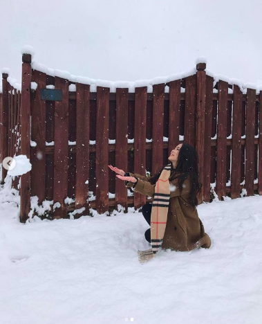 Nguyên Nguyên sở hữu khuôn mặt rất xinh xắn và cả thân hình quyến rũ, nóng bỏng.