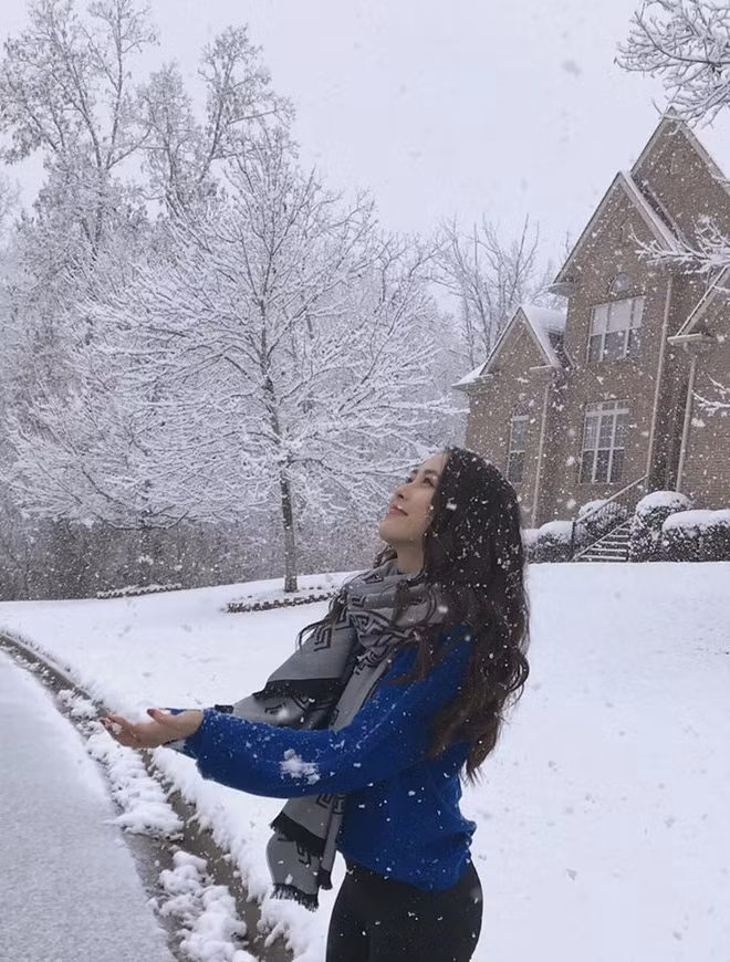 Minh Vương từng đăng tải một tấm ảnh cùng bạn gái với caption: "Và mọi chuyện đang rất vui cho đến khi ai đó nhắc tới từ Mỹ". Cư dân mạng suy đoán có lẽ đây là thời gian Minh Vương đang âu sầu vì người yêu đi Mỹ.