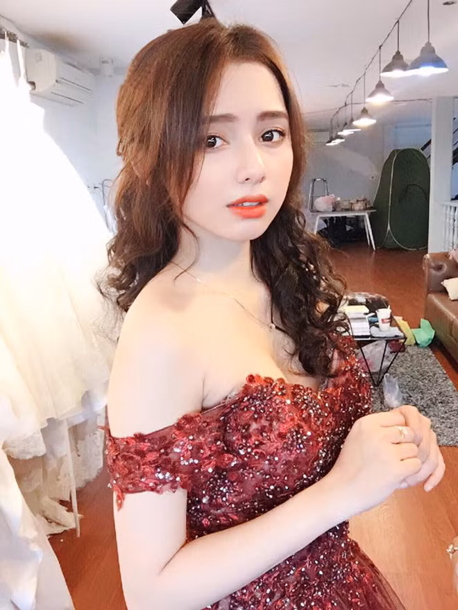 Hiện tại Ngân Quỳnh nổi bật trên MXH lẫn ngoài đời nhờ sở hữu chiều cao 1m62 vóc dáng nuột nà, gương mặt xinh xắn và rất chịu khó make up, chụp ảnh.