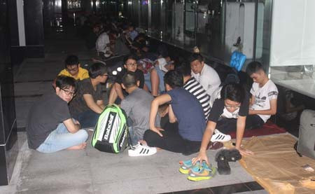 Một luồng ý kiến đặt câu hỏi tại sao nhiều thanh niên lại rỗi hơi, thừa tiền đến mức sẵn sàng thức xuyên đêm mua giày tiền triệu đến vậy. Trong khi đó phe còn lại cho rằng "tiền tôi, tôi tiêu", người khác không thích thì thôi, đừng phê phán.