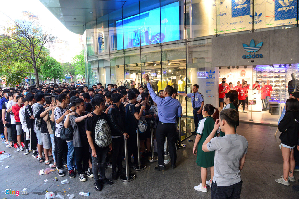 Không chỉ chỉ trích những bạn ra chụp ảnh "làm màu", cộng đồng mạng cũng không tiếc lời chê bai nhóm trẻ "sống ảo", bỏ tiền triệu ra mua giày rồi cả tháng ăn mỳ tôm.