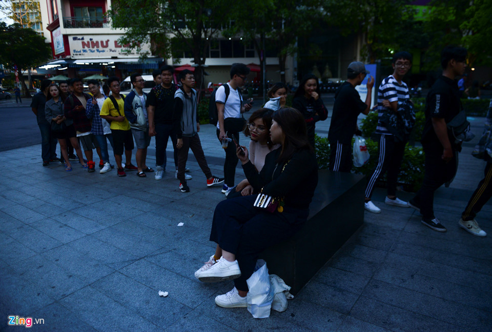 Còn nickname Hạng Vũ thì cho hay: "Trong đám xếp hàng, bao nhiêu người sử dụng Adidas? Hay chỉ ra selfie, chứng tỏ mình đã ở đó, chờ mua siêu phẩm.