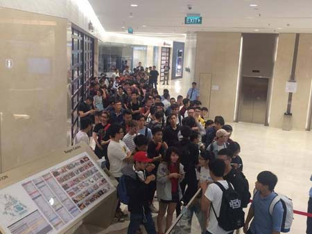 Cụ thể, sau một đêm thức trắng trước Bitexco (TP HCM), khoảng 150 tín đồ mê giày đã sở hữu Yeezy 500 Blush. Trong khi đó, hàng trăm bạn trẻ đành ra về, ngậm ngùi tiếc nuối vì bỏ lỡ siêu phẩm.