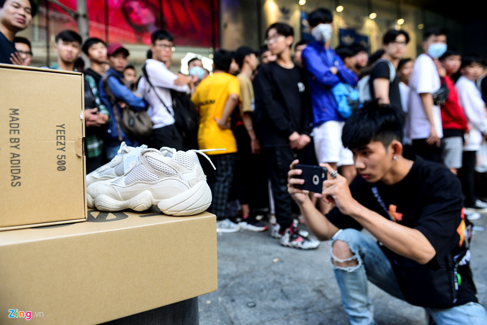 Ngược lại, một số người nhận xét người trẻ ngày nay quá giàu, mua đôi giày 5 triệu cứ như chỉ bỏ ra có 50.000 đồng. Trong khi đó, bản thân họ đi làm mà mỗi lần mua đôi giày 500.000 đồng còn đắn đo, suy nghĩ.