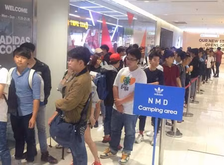 Nhiều người đứng ngoài vòng xoáy của đôi giày hiệu trên cảm thấy nó cũng thường thôi, "nhìn như kiểu giày lề đường cũ" và "có cho cũng không mang nhưng lại có sức hút hàng trăm người phải thức đêm xếp hàng".