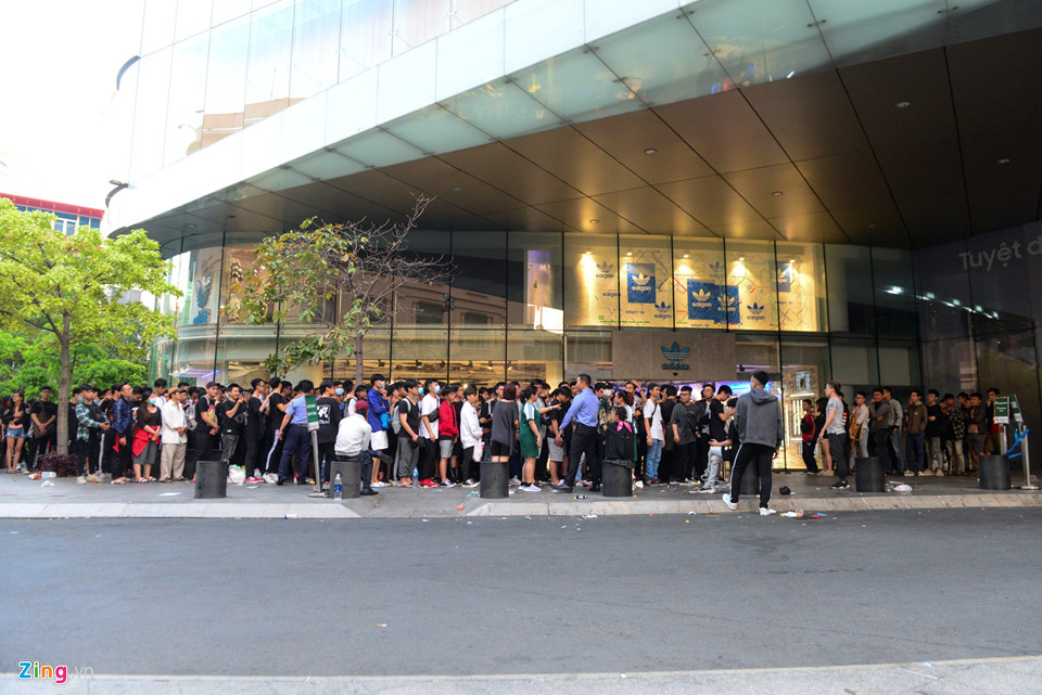 Trong khi đó, một số người lại cảm thấy việc xếp hàng này chỉ là hiệu ứng số đông, kéo theo những bạn trẻ quá rảnh rỗi. Theo bạn trẻ có nickname Hà Sơn bình luận: "bỏ tiền mua đôi giày hơn 5 triệu chứng tỏ thu nhập của các bạn ít nhất phải khoảng 20 triệu/tháng. Tuy nhiên, nhìn kỹ, đồ dùng của những người xếp hàng không phải đồ hiệu đắt đỏ gì nên khả năng lớn, đây là chiêu trò và một số ra "sống ảo".