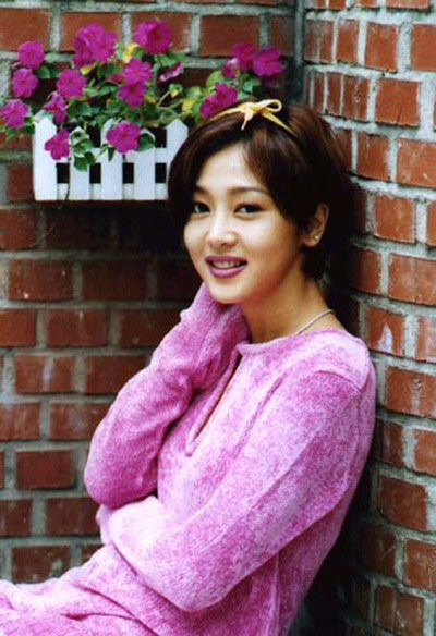 Tháng 5/1998, lần đầu tiên hình ảnh của Lee Seung-yeon xấu đi trong mắt công chúng khi người ta phát hiện ra cô có được bằng lái xe một cách bất hợp pháp. Với tội danh này, Lee Seung-yeon bị phạt một năm tù án treo và 80 giờ lao động công ích. Tháng 4/2002, cô lại vướng vào một vụ việc tai tiếng khác. Lúc đó, Lee Seung-yeon cho con trai của một bạn diễn mượn xe hơi chạy thử, cậu thanh niên đã gây ra tai nạn và bỏ chạy khỏi hiện trường.