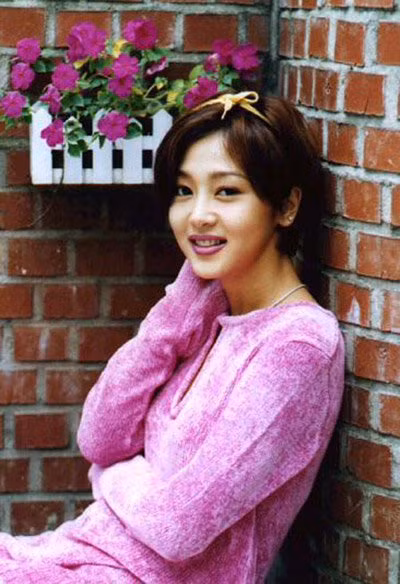 Tháng 5/1998, lần đầu tiên hình ảnh của Lee Seung-yeon xấu đi trong mắt công chúng khi người ta phát hiện ra cô có được bằng lái xe một cách bất hợp pháp. Với tội danh này, Lee Seung-yeon bị phạt một năm tù án treo và 80 giờ lao động công ích. Tháng 4/2002, cô lại vướng vào một vụ việc tai tiếng khác. Lúc đó, Lee Seung-yeon cho con trai của một bạn diễn mượn xe hơi chạy thử, cậu thanh niên đã gây ra tai nạn và bỏ chạy khỏi hiện trường.