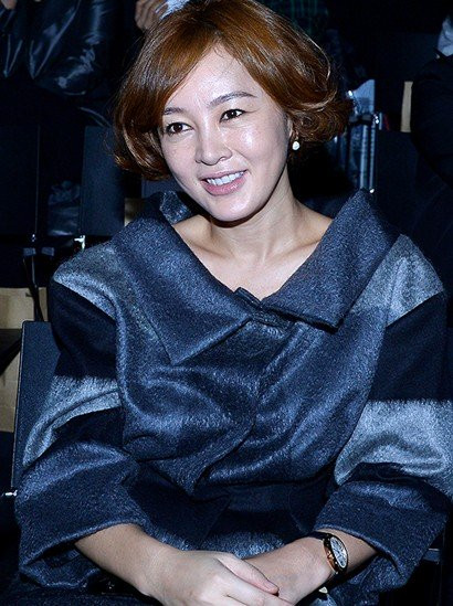 Hiện tại, người đẹp tập trung vào hoạt động kinh doanh, chỉ thỉnh thoảng xuất hiện trong một số sự kiện. Ở tuổi 47, nhan sắc của nàng Hiếu Kiêng cũng đã lộ dấu hiệu tuổi già.