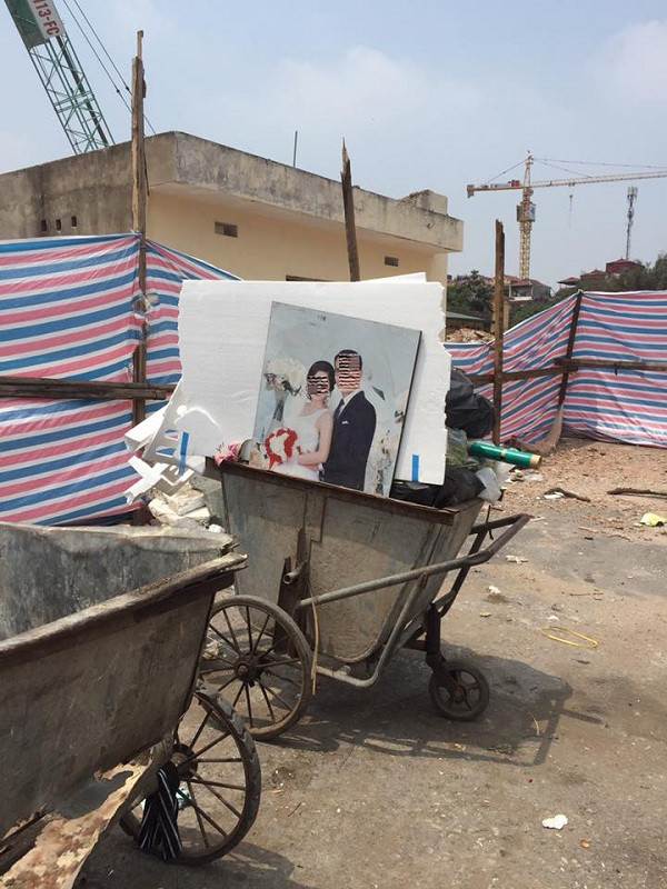 Ôm con ra khỏi nhà không mang theo bất cứ thứ gì trừ quần áo, chị Cẩm Lệ (Hà Nội) không phải chật vật xử lý ảnh cưới. Tuy nhiên, nếu buộc phải làm vậy chị sẽ cho kỷ vật vào thùng rồi cất vào kho bởi, sống là nhìn về phía trước.