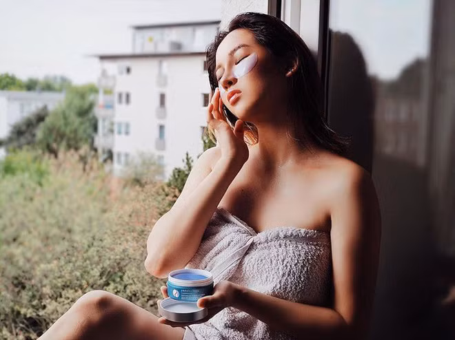 Đặc biệt, vào năm 2017, cô nàng đã được tạp chí Forbes bình chọn là 1 trong 30 gương mặt dưới 30 tuổi có tầm ảnh hưởng về nghệ thuật ở châu Á.