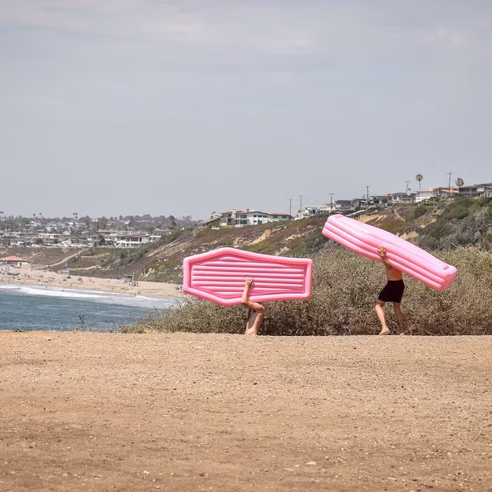 Bộ đôi nhà thiết kế trên đã nảy ra ý tưởng này từ 3 năm trước. Họ vẽ mô hình của chiếc phao bơi và hình ảnh này đã thu hút sự chú ý của cộng đồng mạng. Điều này đã khiến họ quyết định đưa chúng vào cuộc sống.