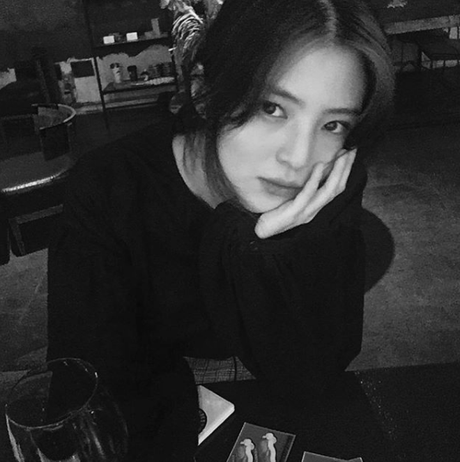 Đặc biệt là ở những khung hình khuất mặt như thế này, nữ diễn viên phụ xinh đẹp Han So Hee lại càng giống với đàn chị Song Hye Kyo.