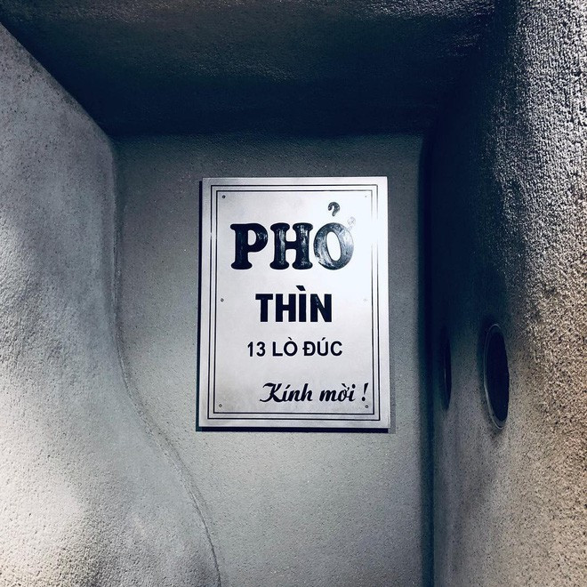 Phở bò tái lăn ở phở Thìn gây ấn tượng bởi những miếng thịt bò thái mỏng được xào tái cùng gừng trên chảo mỡ nóng già. Nhờ đó, miếng thịt vừa ngọt, vừa ngậy lại thơm nức.